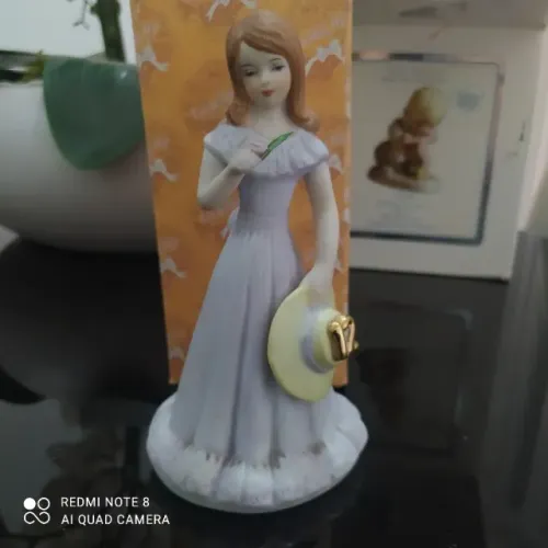 Marca: EnescEnesco Estatueta de porcelana "Brunete Age 12