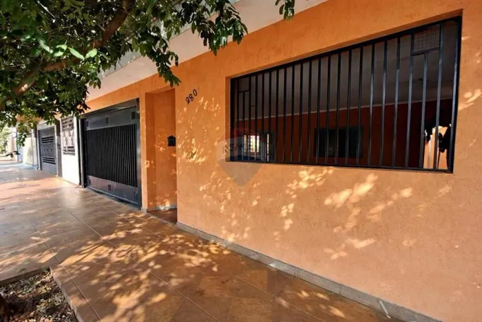 Ótima opção para quem busca casa bem localizada e pronta para morar