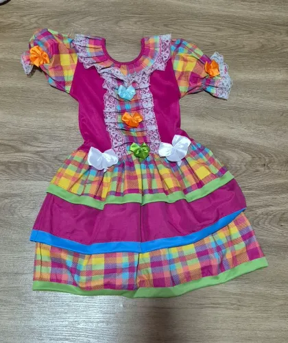 2 Vestidos (caipira e fantasia de unicórnio) menina 6 anos