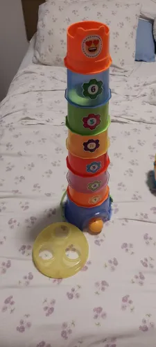 Brinquedo. Baldes enumerados em torre de encaixe