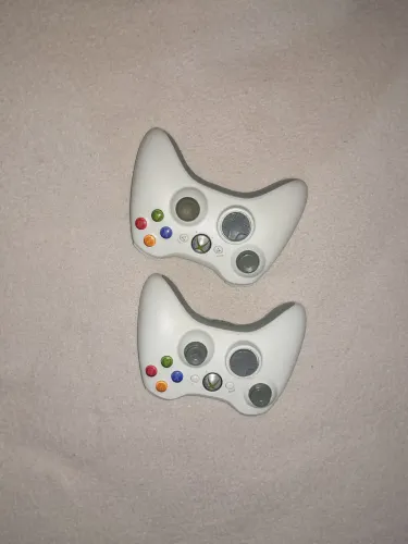 VENDE-SE 2 CONTROLE DE XBOX 360 UM SEM A TAMPA DE BATERIA ?