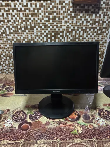 Monitor Positivo 20 polegadas, gira formato A4 com entrada VGA