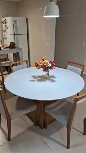 Mesa redonda laca e pés de madeira