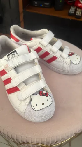 Tênis adidas hello kity