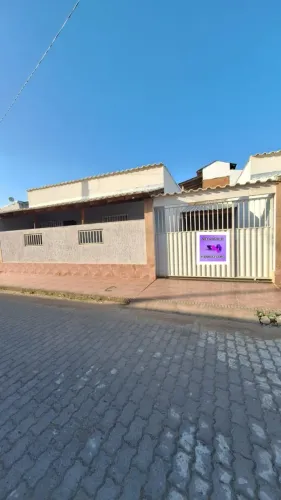 A AZ IMÓVEIS VENDE - 380 mil  Casa em meio lote, no bairro Monte Aghá I em Piúma ES.