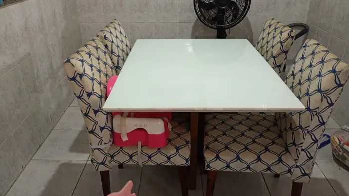 Mesa com 4 cadeiras