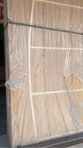 Porta de correr frisada com instalação