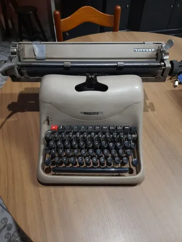 Máquina de escrever Olivetti Lexikon 80