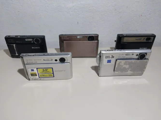 Lote 5 câmeras digitais Sony Cyber-shot com defeito para conserto ou decoração