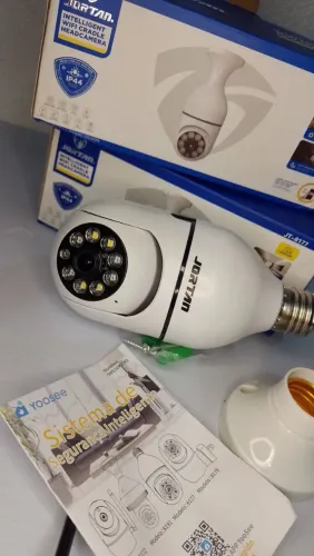 Câmera de Segurança 360° Jortan com Luz LED, Infravermelho e App Yoosee (2.4G)
