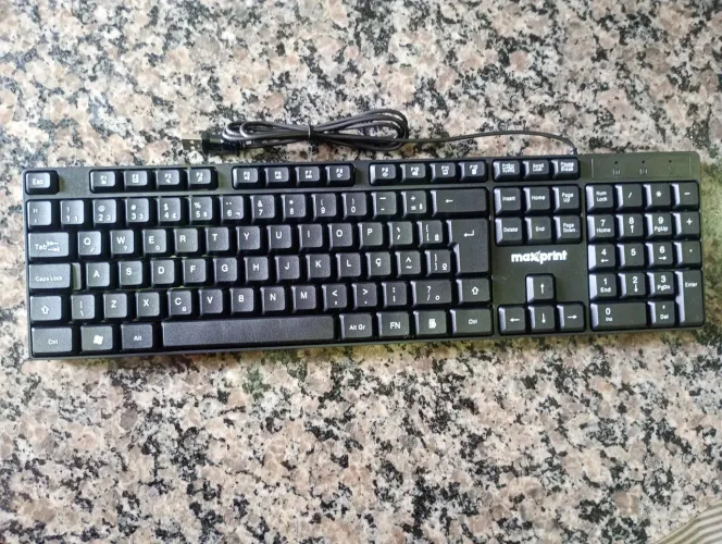 Teclado básico em bom estado