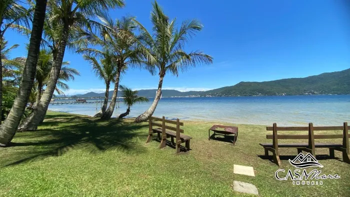 Casa em condomínio a venda de frente para a Lagoa da Conceição em Florianópolis