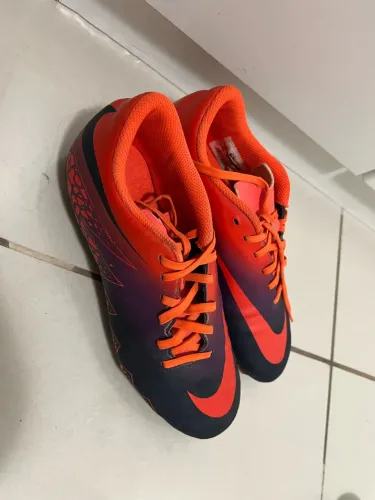Chuteira Nike Hypervenom laranja rosa e roxa