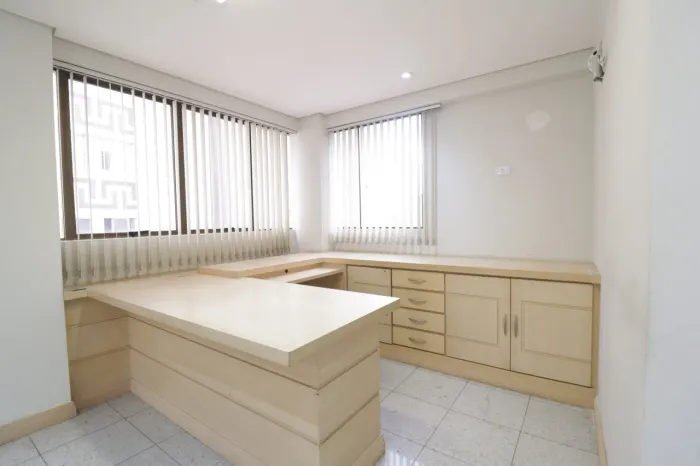 Sala Comercial para Locação em Curitiba, Centro Cívico, 2 banheiros, 1 vaga