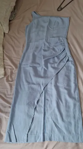 Roupas usadas poucas vezes.