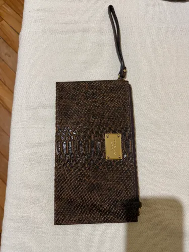 Clutch de couro de cobra marrom Michael Kors Linda