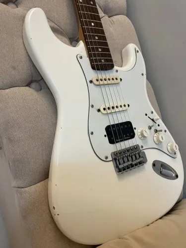 Guitarra Squier Fender Affinity Strat HSS