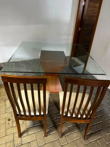 MESA DE JANTAR COM 8 CADEIRAS EM EXCELENTE ESTADO