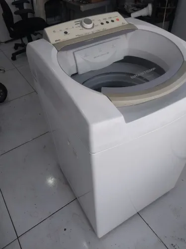 Máquina de lavar Brastemp 11kg com 3 meses de garantia funcionando perfeitamente.