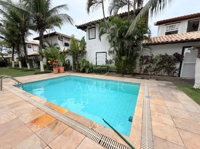 CASA EM CONDOMÍNIO A POUCOS METROS DA PRAIA DE GERIBÁ