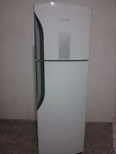 ve vende-se uma geladeira semi nova