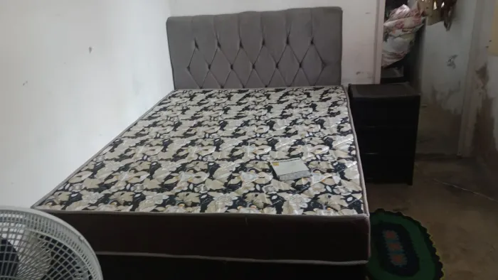 Cama box casal , com colchão e cabeceira e gaveteiro.