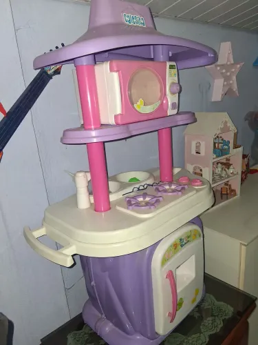Geladeira, fogão, pia e micro-ondas infantil