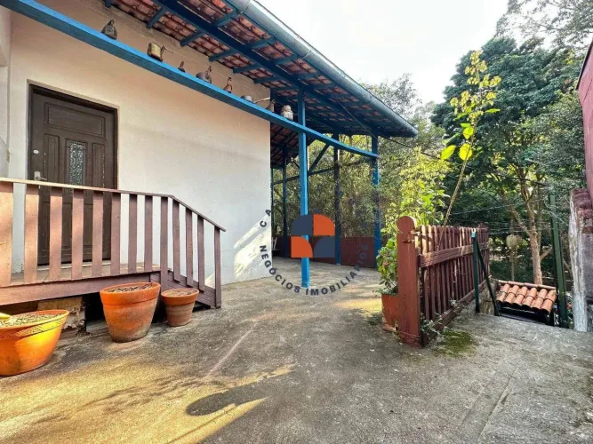 Casa com 270m2 de terreno de frente para uma praça super bem cuidada! E localização privil