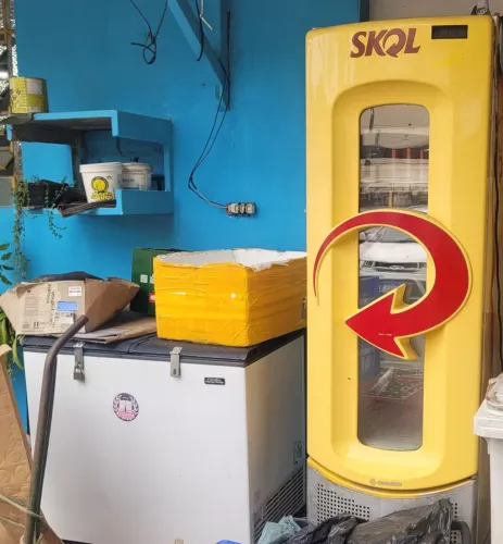 Freezer e uma geladeira da Skol 