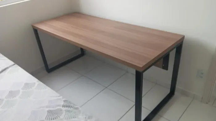 Mesa para Escritório Reforçada com Pés de Ferro