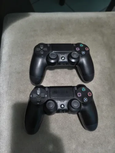 2 Controles PS4 (Não está Ligando)