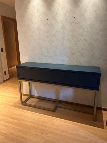 Aparador duas gavetas com gavetas MDF azul marinho e ferro dourado