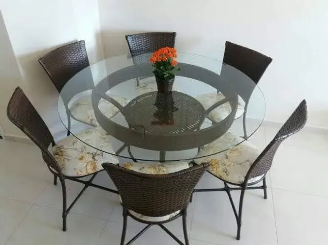 Jogo de mesa com 6 cadeiras