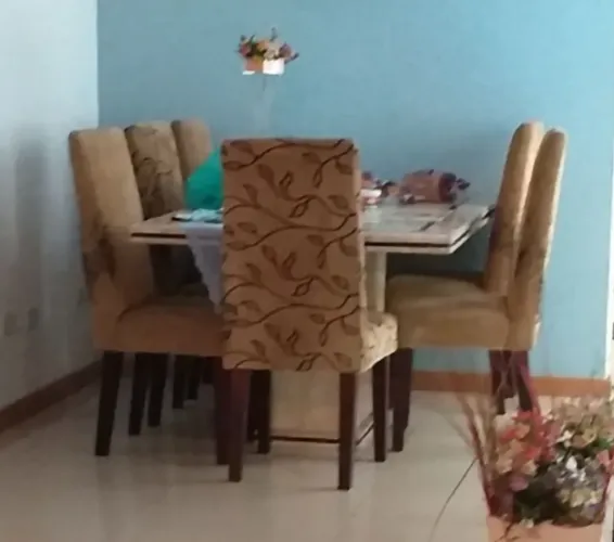 Mesa para 6 lugares em mármore e aparador