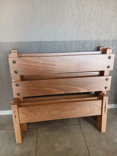 Vende se duas camas de madeira 