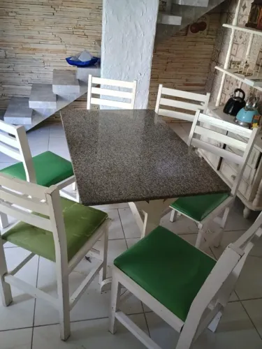 Mesa Tampo de Granito/Pedra com 6 Cadeiras de Madeira - Bom Estado!