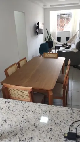 Mesa de madeira com 6 cadeiras