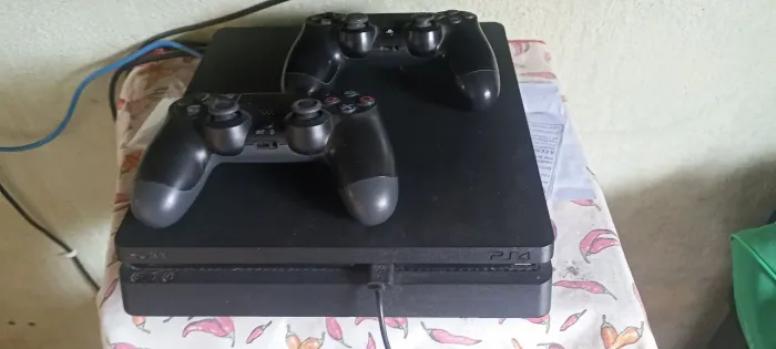 Vendo ps4 500mb 2 comtroles