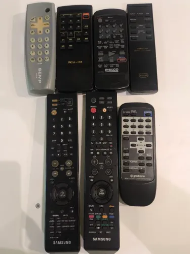 Lote com 7 Controles Remotos Antigos para Restauração / Peças