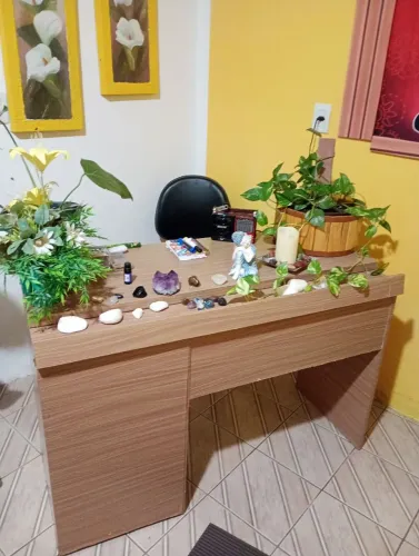 Escrivaninha perfeita! 4 gavetas, era branca envelopei. Estado de nova!