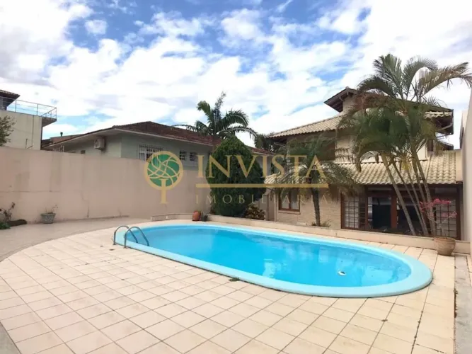 Casa com piscina e 4 quartos à venda no bairro Coqueiros, em Florianópolis.
