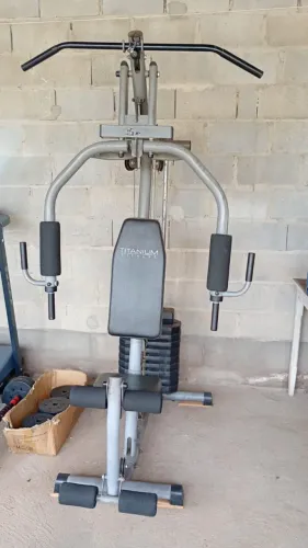 Aparelho para musculação e esteira