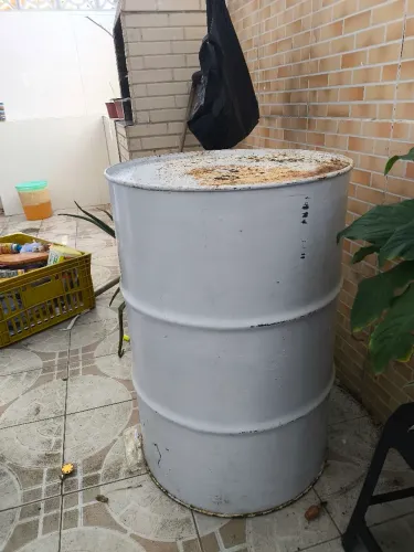 Tonel de ferro 200 litros á venda