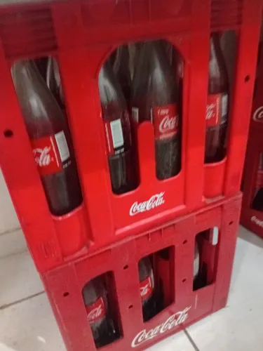 Grades de refrigerante com garrafas de 1L