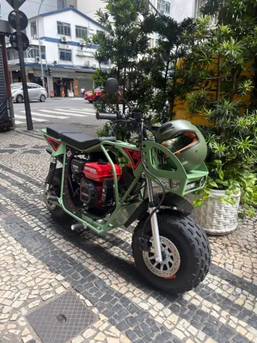 Moto offroad personalizada e não precisa de emplacamento