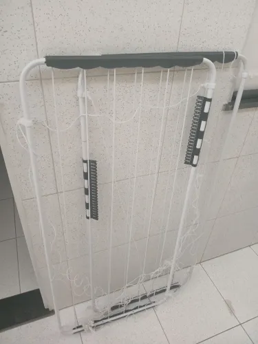 Dois varal de teto em aço.