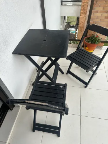 Mesa madeira com duas cadeiras