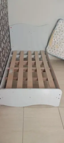 Vendo cama de solteiro para bebê., acompanha colchão.