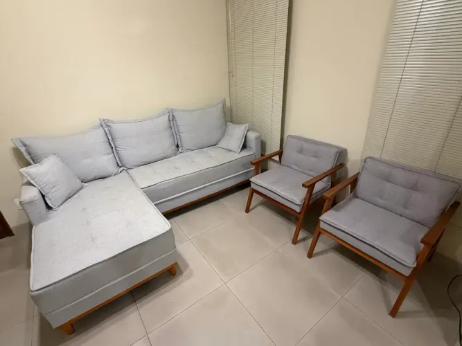 Jogo de sofá e poltronas em madeira