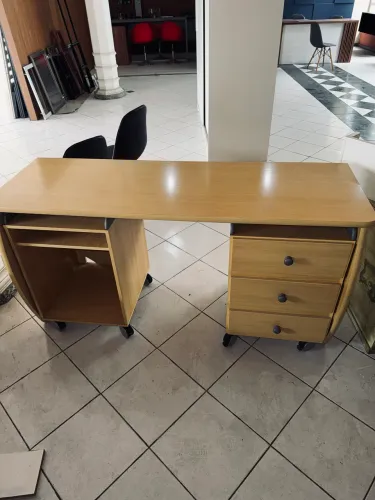 Mesa de Escritório com Gaveteiro e Módulo de Apoio